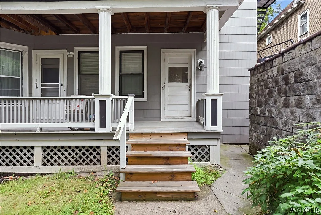 3 bed, 1.0 bath, 1900 sqft, $1,600 — Photo 2