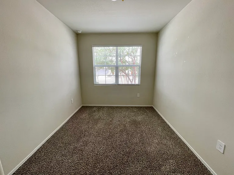 18563 W Desert Hollow Dr — Photo 25