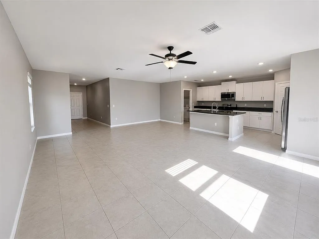5 bed, 2.5 bath, 2264 sqft, $2,590 — Photo 3