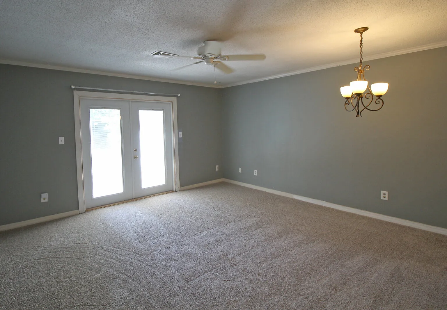 2 bed, 1.5 bath, 1056 sqft, $1,275 — Photo 2