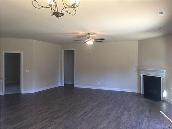 4th image of 422 Red Door Dr