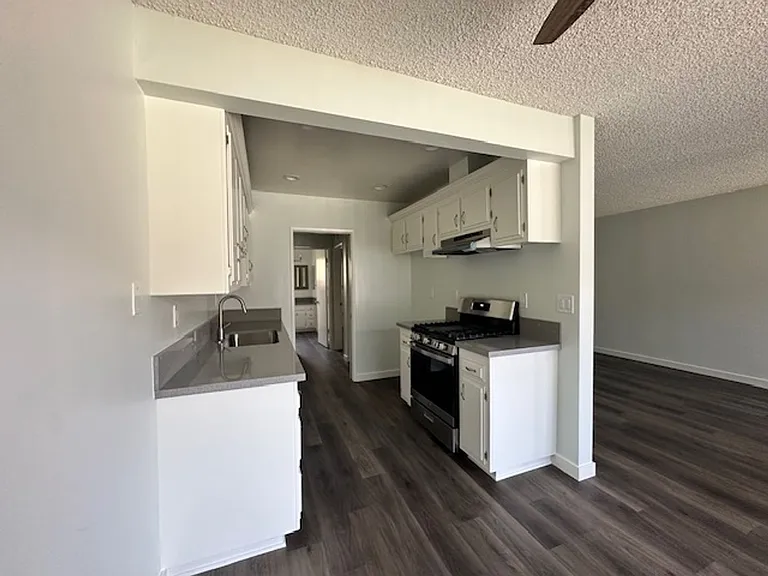 LA GRANADA APARTMENTS — Photo 8