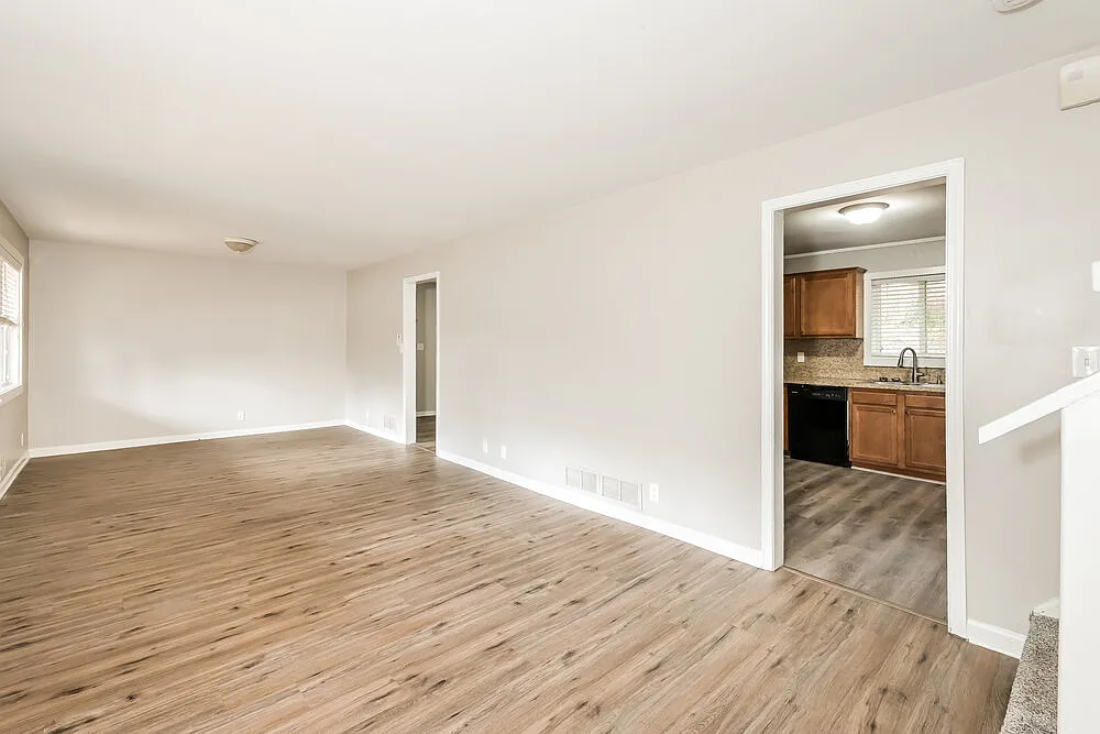 4 bed, 2.0 bath, 2024 sqft, $2,000 — Photo 4