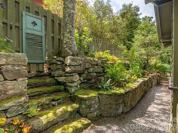 35th image of 85 Chestnut Hill Rd