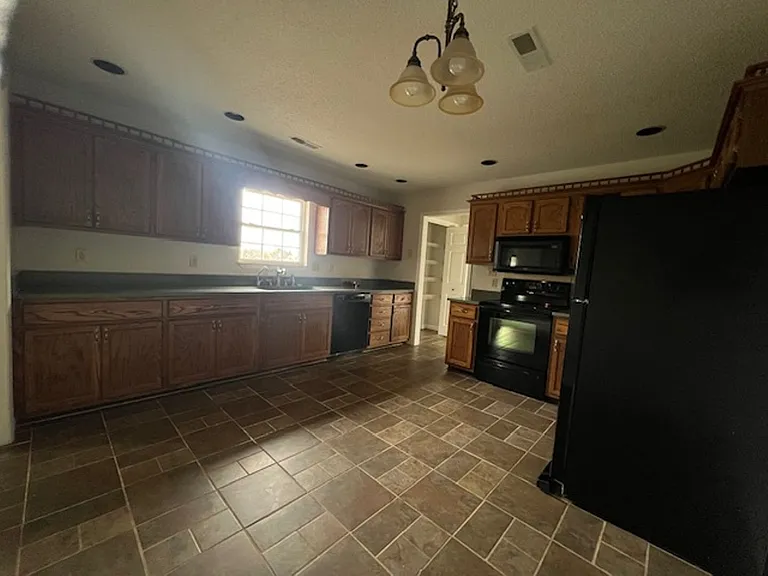 1403 Broadview Cir — Photo 4