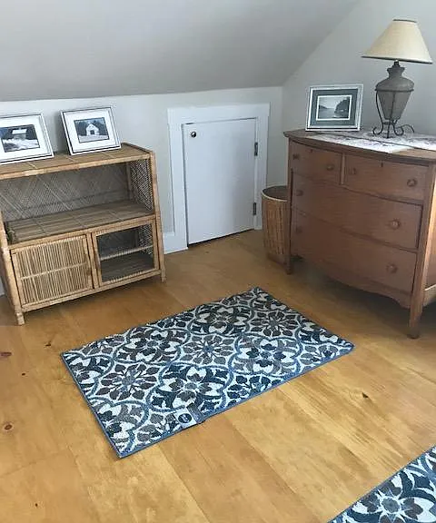Upstairs bedroom-queen