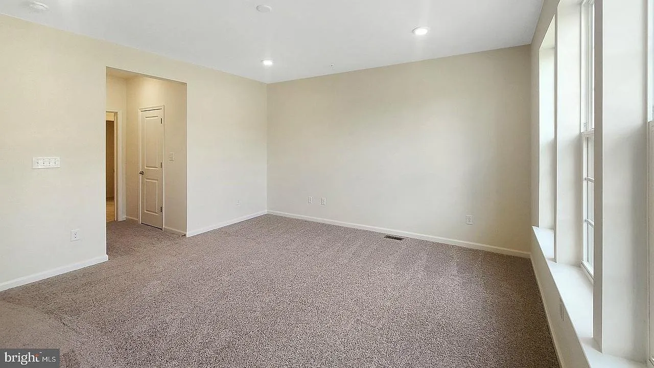431 Lee Pl — Photo 4