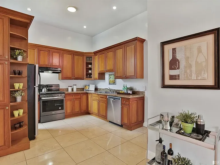 685 Capp St — Photo 15