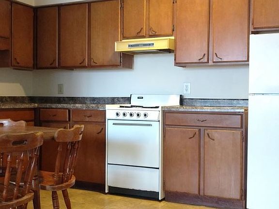 2nd image of 2207 Crescent Dr APT 3