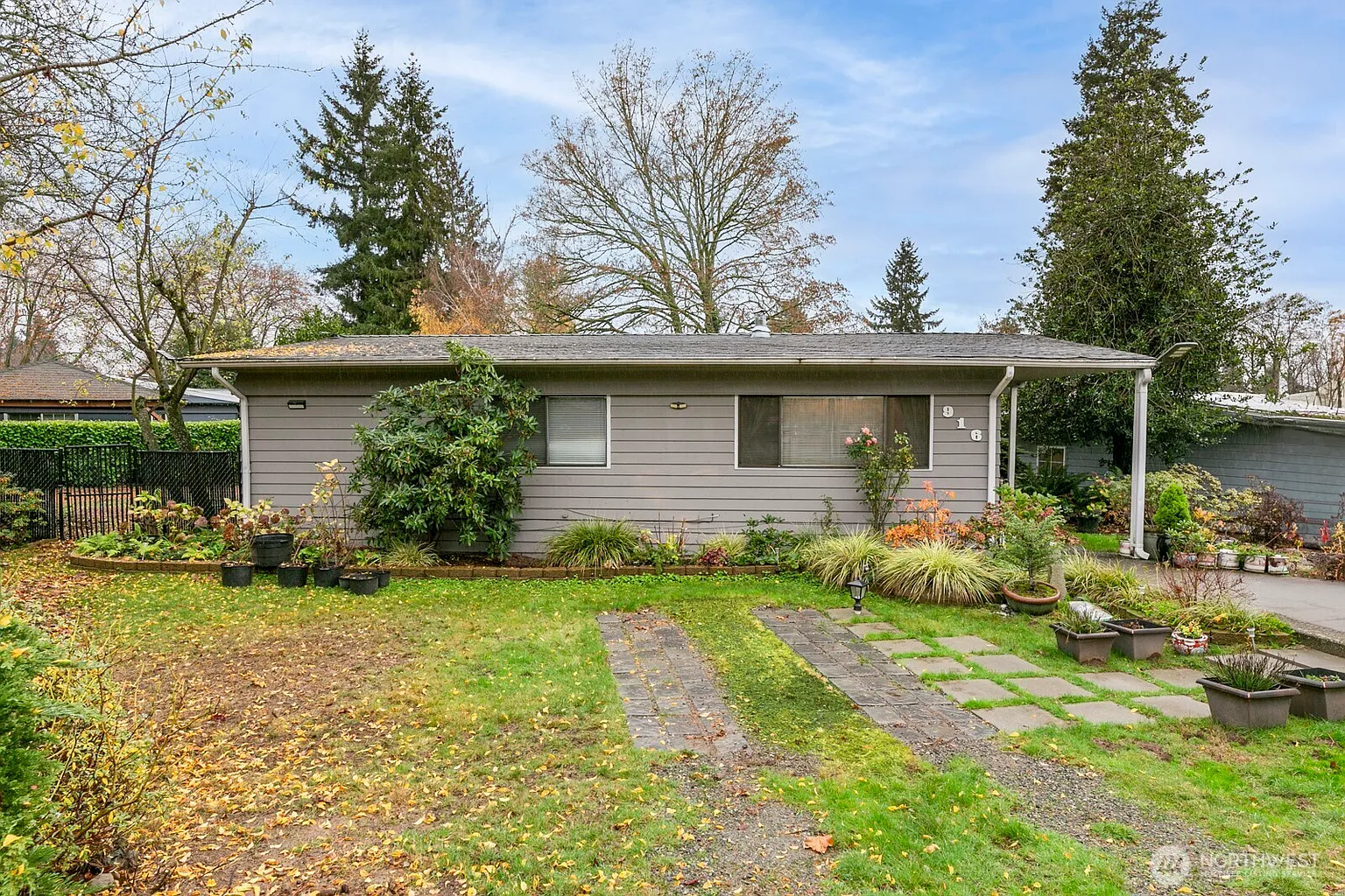 916 Ferndale Circle NE photo 1