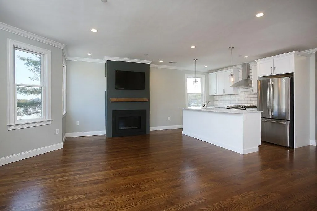 3 bed, 1123 sqft, $4,650 — Photo 2
