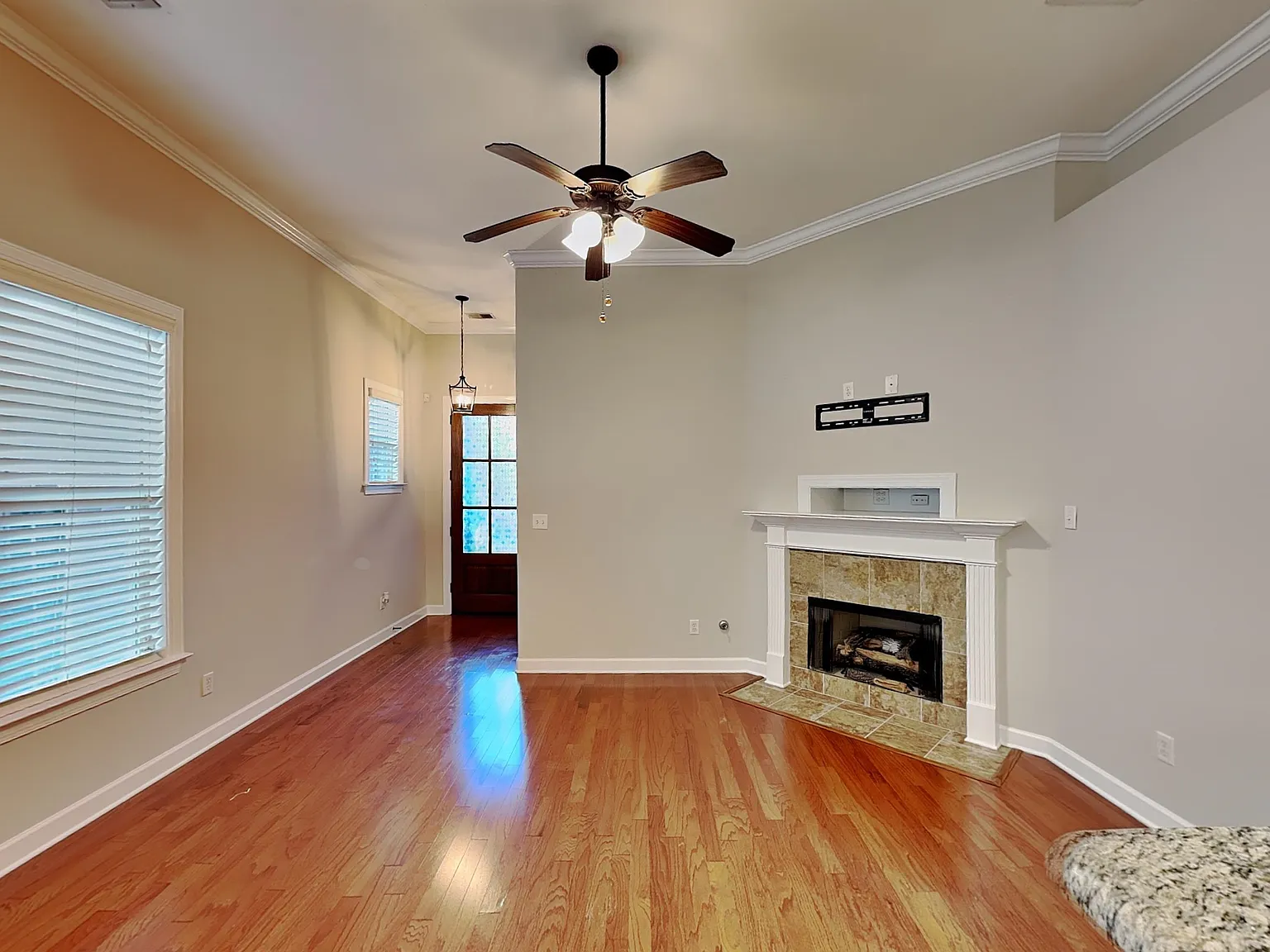3 bed, 2.0 bath, 1500 sqft, $1,749 — Photo 3
