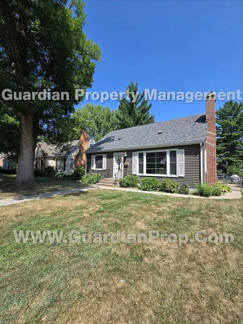 St Louis Park Single Family Home, 2 Car Garage, Fenced Yard, Hardwood floors, available 10/1 — Photo 1
