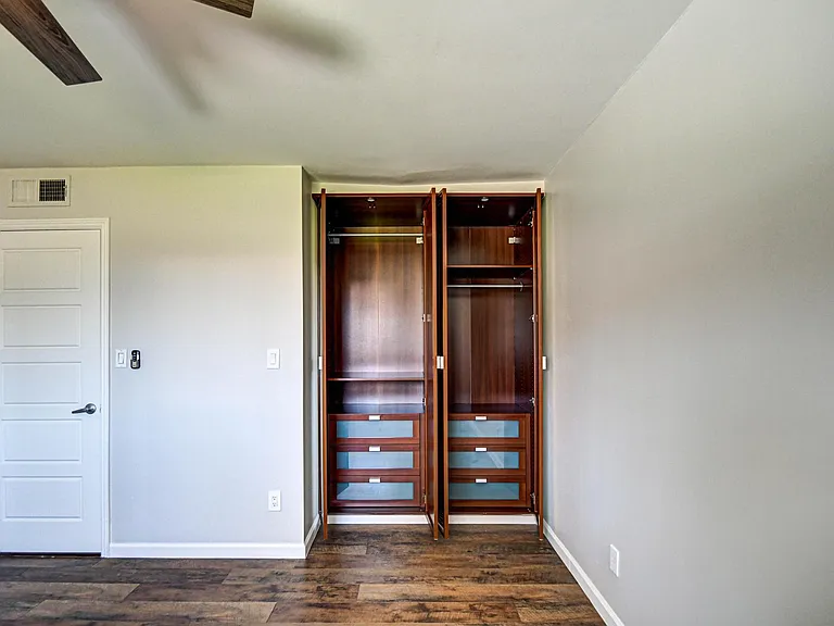 1039 E Geneva Dr — Photo 20