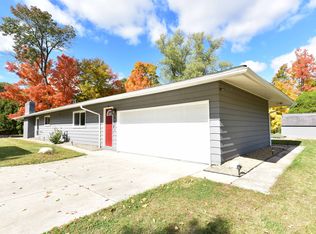 6611 Hawthorne Dr, Brecksville, OH 44141