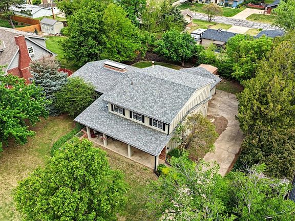 3rd image of 2211 Edgehill Rd