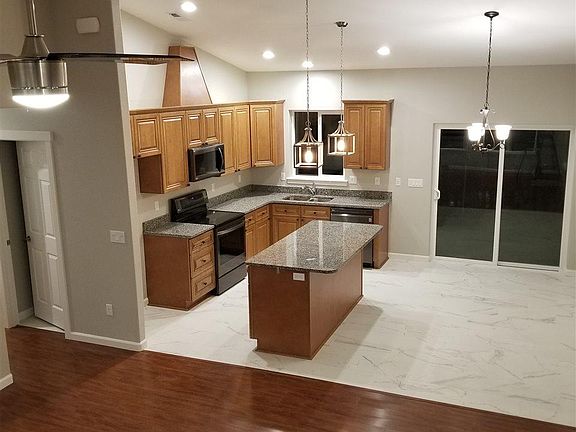 3rd image of 608 S Douglas Ave