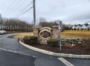 28 Fieldstone Dr, Middletown, NY 10940