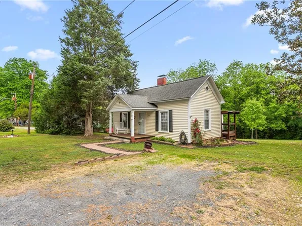 206 Village Ave, Randleman, NC 27317