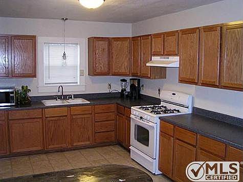 4th image of 903 Burkett St