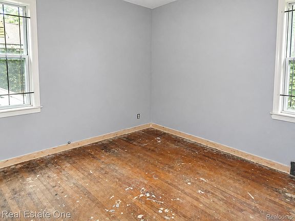 4th image of 12105 Sanford St