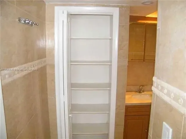 5005 Collins Ave #1422 — Photo 12