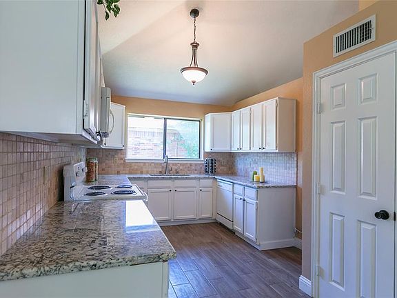 3rd image of 208 Alder Dr