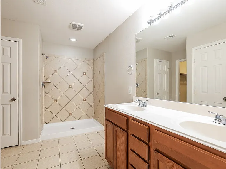 21519 Kings Bend Dr — Photo 9