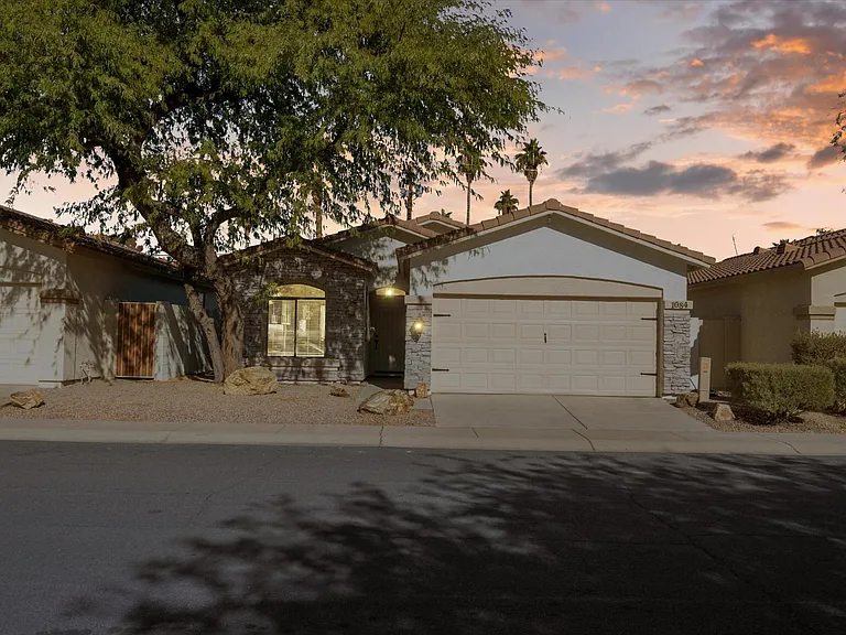 1084 E Susan Ln — Photo 25