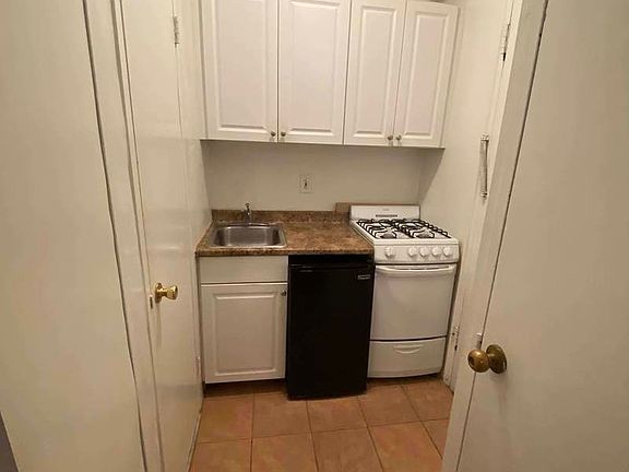 5th image of 44 E 63rd St APT 1A