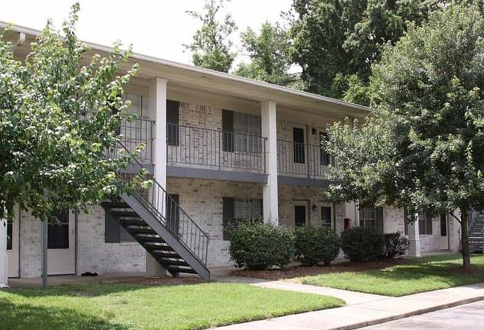 Colonial Place