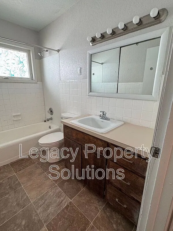 2 bed, 1.0 bath, $1,100 — Photo 1