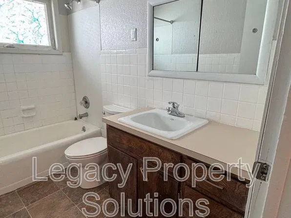 1113 N 18th St, Bismarck, ND 58501