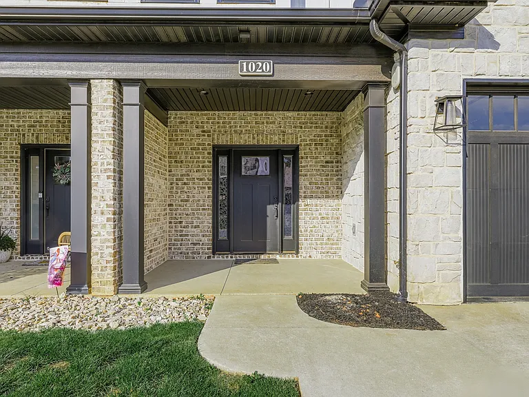 1020 Easton Ct — Photo 4