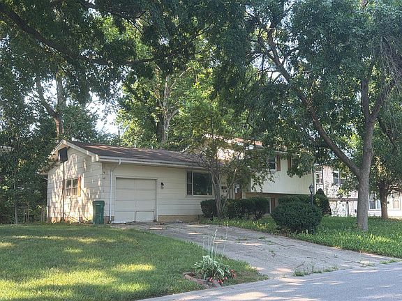 3rd image of 2208 Parkview Dr