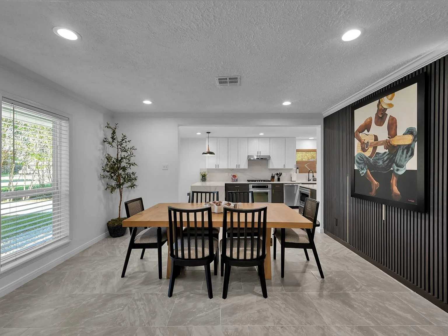 4 bed, 2.0 bath, 1867 sqft, $4,250 — Photo 4