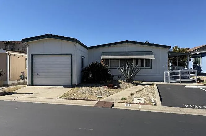21 Poinsettia Gardens Dr — Photo 1