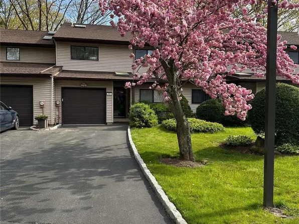 93 Northgate Circle #93, Melville, NY 11747