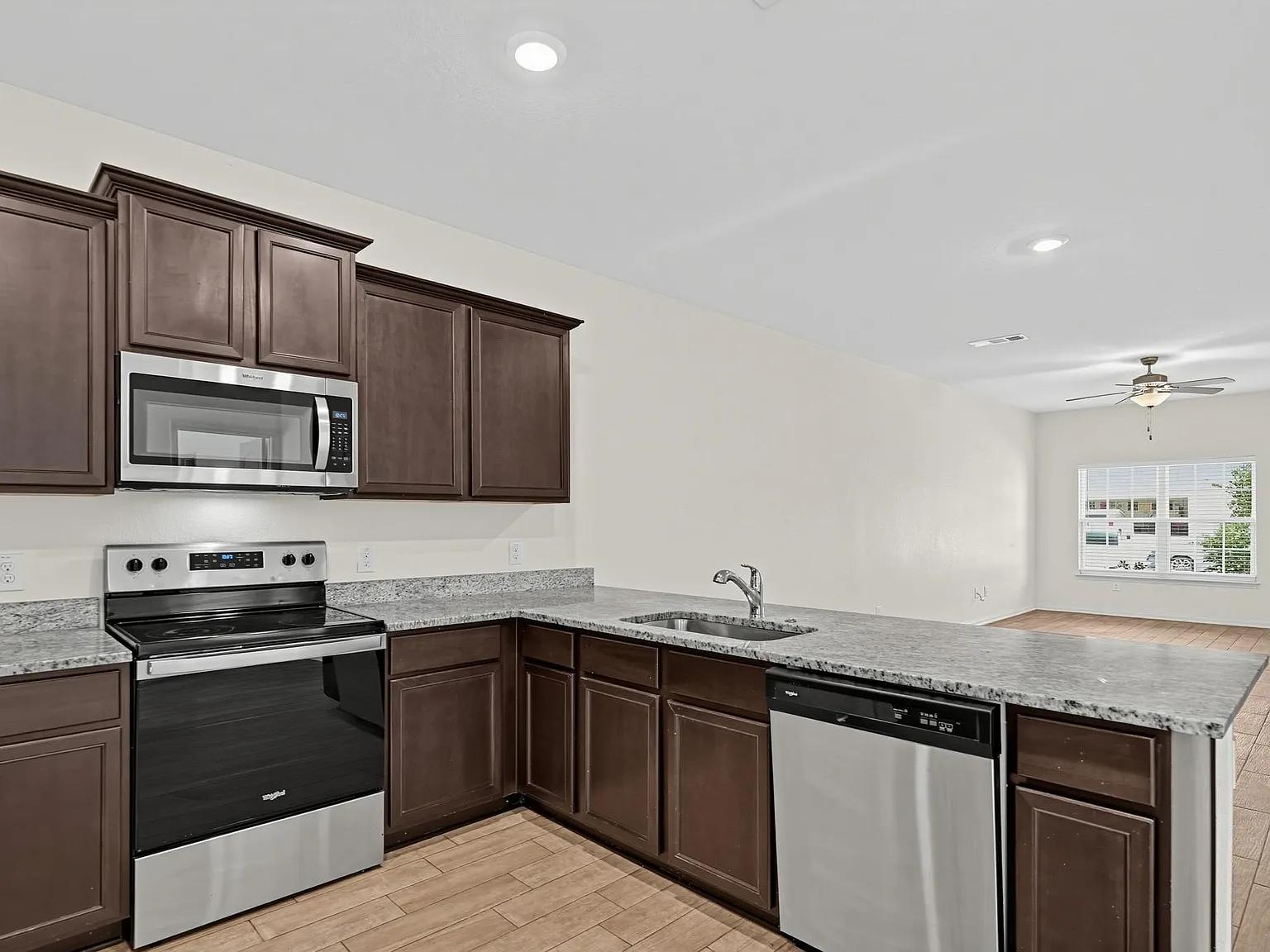 4 bed, 2.5 bath, 2578 sqft, $1,845 — Photo 4