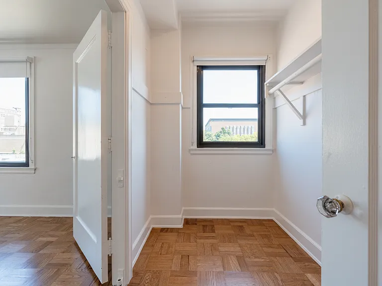 Comfortable Urban Living in a Classic Brick Building Near UW & Light Rail — Photo 56