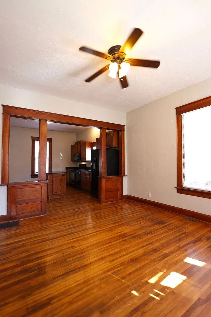 Cute Bungalow style home Large Yard Near MSU 3 Bed 2 Bath — Photo 2