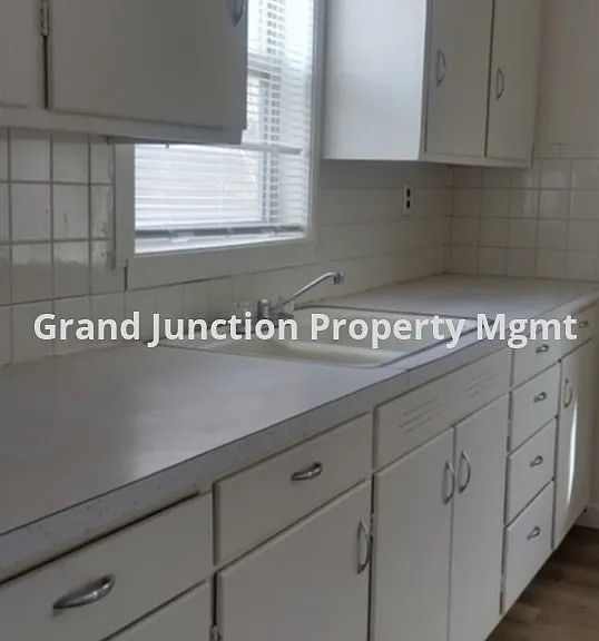 522 Compton St — Photo 8