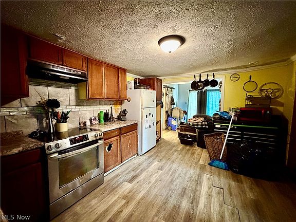 4th image of 202 Middle St
