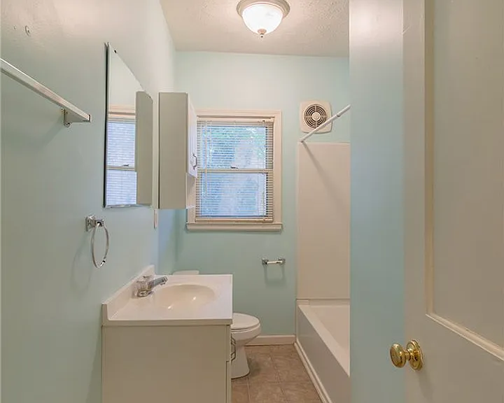 Poyntz Ave. 1609-11 — Photo 16