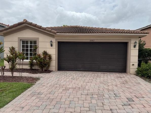 2082 SW Newport Cir
