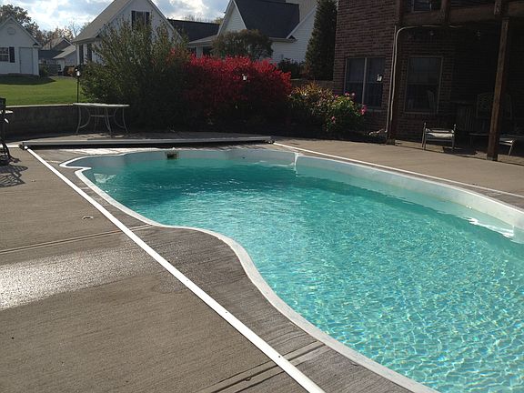 Pool with automatic cover
