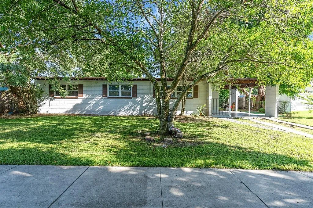 3 bed, 1.0 bath, 1012 sqft, $2,200 — Photo 1