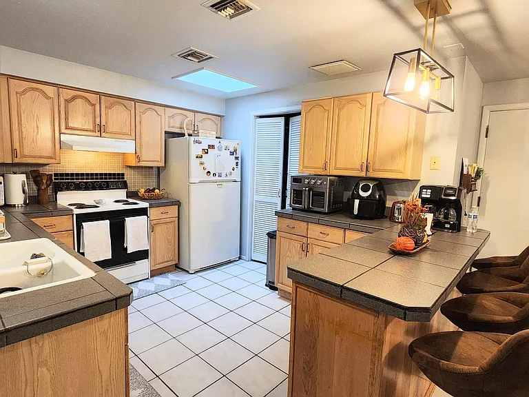 5515 W Hatcher Rd — Photo 14