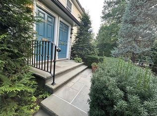 26 Dunes Ln #B, Pt Washington, NY 11050