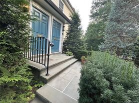 26 Dunes Ln, Pt Washington, NY